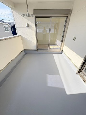 三郷市彦糸1丁目　全7棟　新築戸建　5号棟のバルコニー|南東向きバルコニーにて陽当り良好