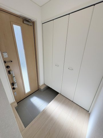 三郷市彦糸1丁目　全7棟　新築戸建　5号棟の玄関|玄関には大型シューズクロークが付いてます