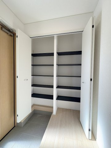 三郷市彦糸1丁目　全7棟　新築戸建　5号棟の玄関|家族分の靴をしっかり収納できるシューズクローク