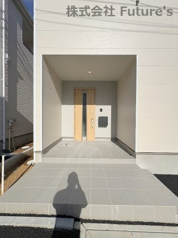 三郷市彦糸1丁目　全7棟　新築戸建　5号棟のエントランス|広々とした玄関アプローチ
