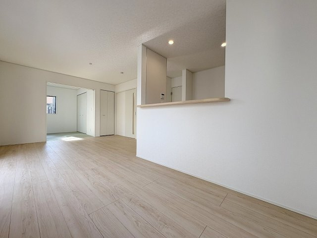 三郷市彦糸1丁目　全7棟　新築戸建　5号棟の居間・リビング|ソファやダイニングセットを置いてもゆとりのある16帖のリビング