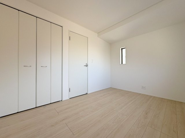 三郷市彦糸1丁目　全7棟　新築戸建　5号棟の洋室|クローゼット付きの洋室6帖・子供部屋としていかがでしょう