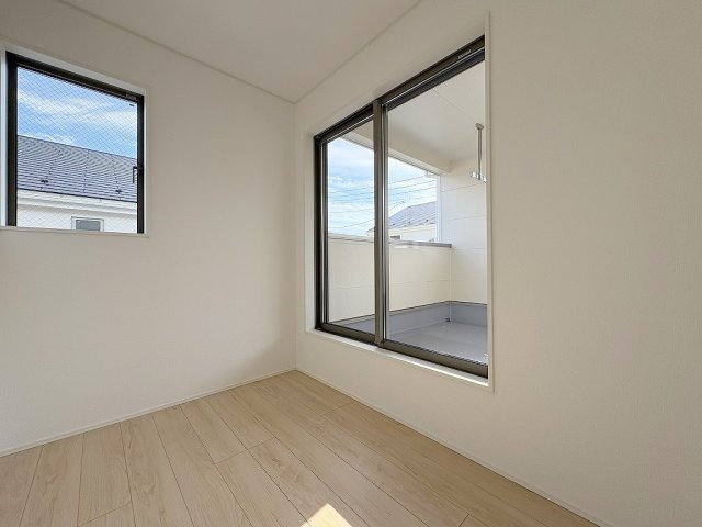 三郷市彦糸1丁目　全7棟　新築戸建　5号棟の洋室|雨でも安心して洗濯物が干せる3帖のサンルーム付