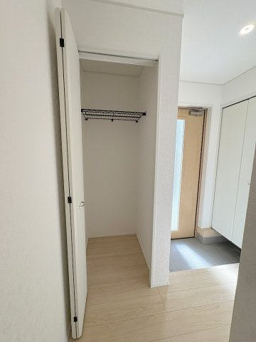 三郷市彦糸1丁目　全7棟　新築戸建　5号棟の収納|コートを収納するのに便利な玄関のクローゼットです