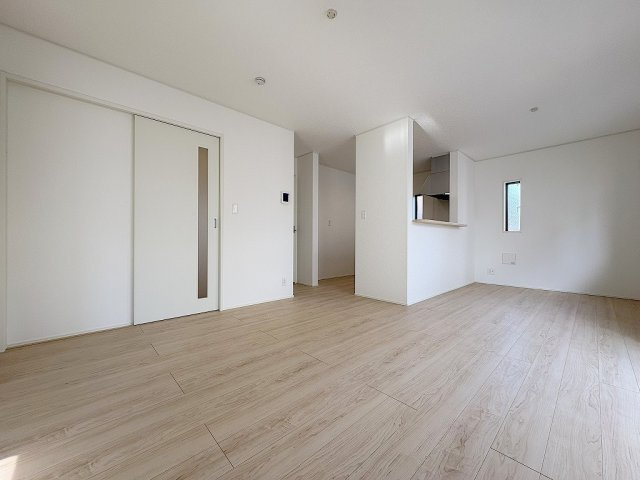 三郷市彦糸1丁目　全7棟　新築戸建　5号棟の居間・リビング|ソファやダイニングセットをおいてもゆとりのある16帖のリビングです