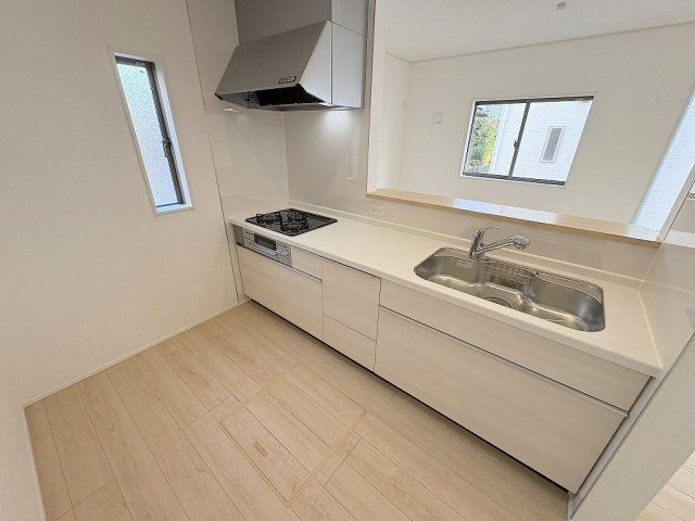 三郷市彦糸1丁目　全7棟　新築戸建　5号棟のキッチン|会話の弾む対面システムキッチンです