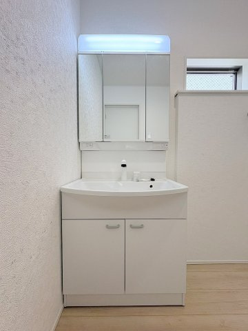 三郷市彦糸1丁目　全7棟　新築戸建　5号棟の独立洗面台|三面鏡付きシャワードレッサーで朝の準備も快適
