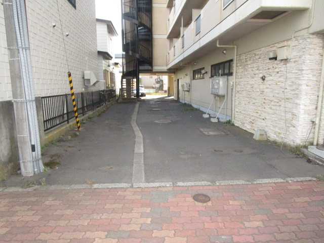 ドミール新橋の駐車場