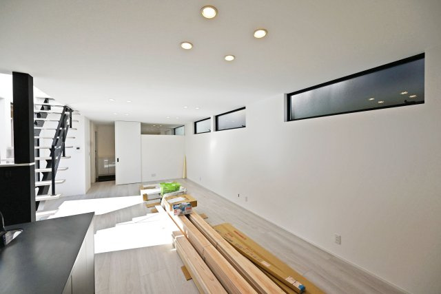 宝塚市中州2丁目新築一戸建て│3LDK+駐車1台可の居間・リビング|横長の窓を高い位置に設け、壁面を広く確保したLDK。ソファやテレビボードなど、お好みの家具を配置しやすい間取りです。インテリアを楽しみながら自分らしい空間づくりができます。