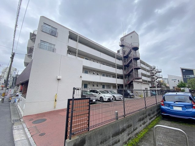 エビハラサングリーン川口の外観|JR京浜東北線「川口」駅から徒歩13分！落ち着いた住環境と高い利便性を兼ね備えた魅力的なマンションです。スーパーやコンビニなどの生活施設が充実しており、毎日のお買い物や通勤・通学にも大変便利です。