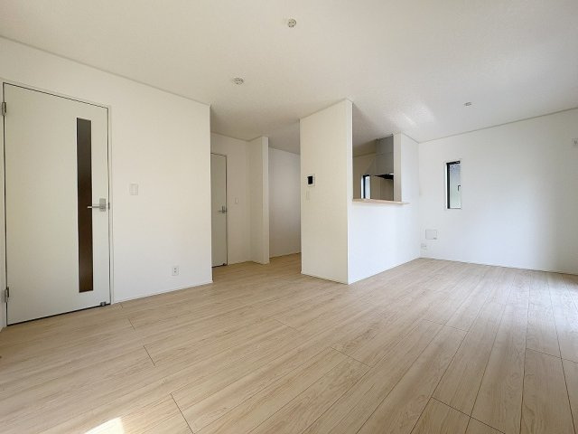 三郷市彦糸1丁目　全7棟　新築戸建　6号棟の居間・リビング|ソファやダイニングセットをおいてもゆとりのある15.2帖のリビングです