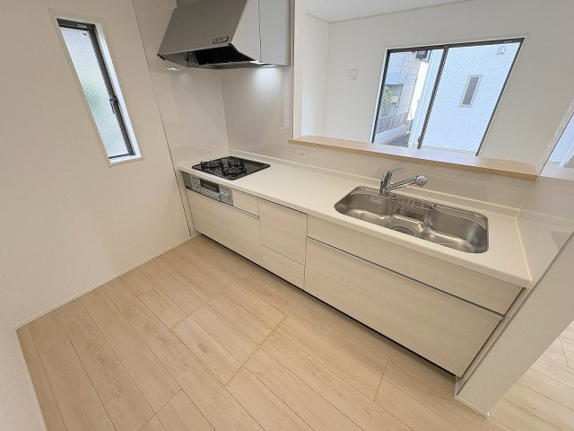 三郷市彦糸1丁目　全7棟　新築戸建　6号棟のキッチン|会話の弾む対面システムキッチンです