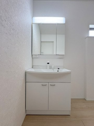 三郷市彦糸1丁目　全7棟　新築戸建　6号棟の独立洗面台|三面鏡付きシャワードレッサーで朝の準備も快適