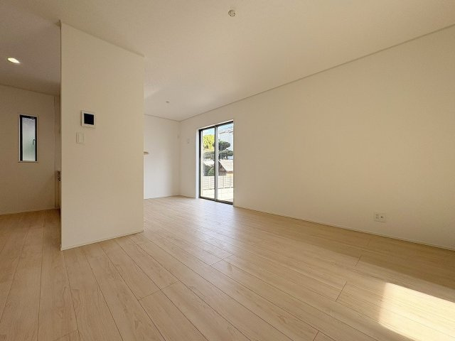 三郷市彦糸1丁目　全7棟　新築戸建　6号棟の居間・リビング|南東向きの明るいリビングです