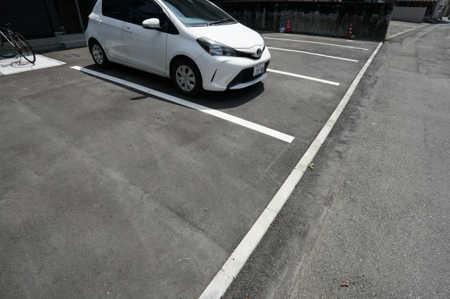 ＳＨＥＬＬ　ｌｅｂｅｎ新外の駐車場