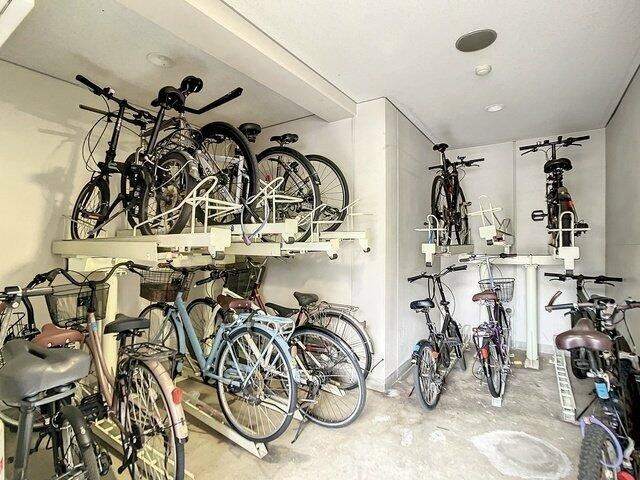 スカイコート芝壱番館の駐車場