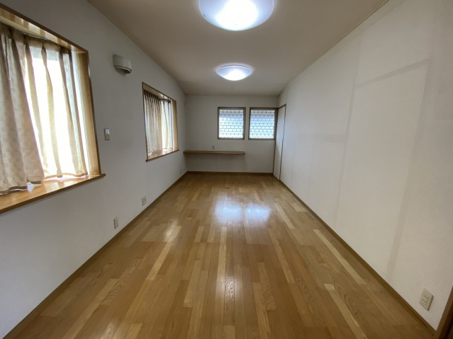 矢坂本町戸建の居間・リビング