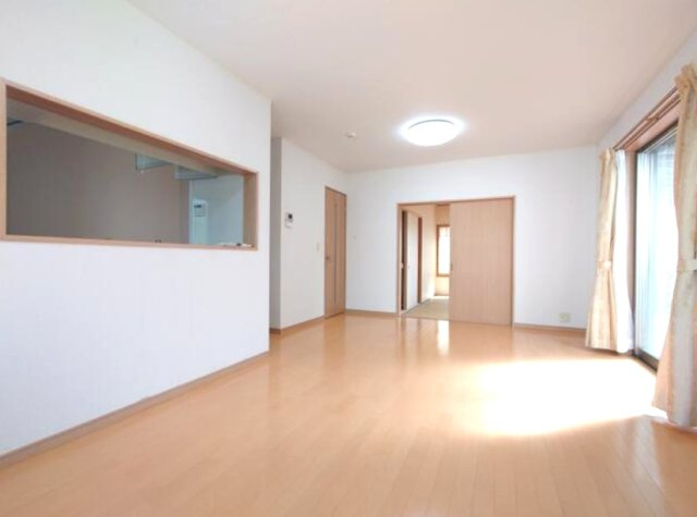 大網白里市ながた野2　中古戸建の居間・リビング|平成23年4月築 都市ガス上下水 駐車3台 目の前に公園・ホームセンター JR外房線永田駅徒歩約5分