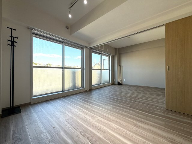 駅徒歩７分！道中にはスーパーもドンキもあってお買い物には困りません！3階エントランスなので実質２階！な【リノベ／スターホームズ二俣川VIII】の居間・リビング|リビングです