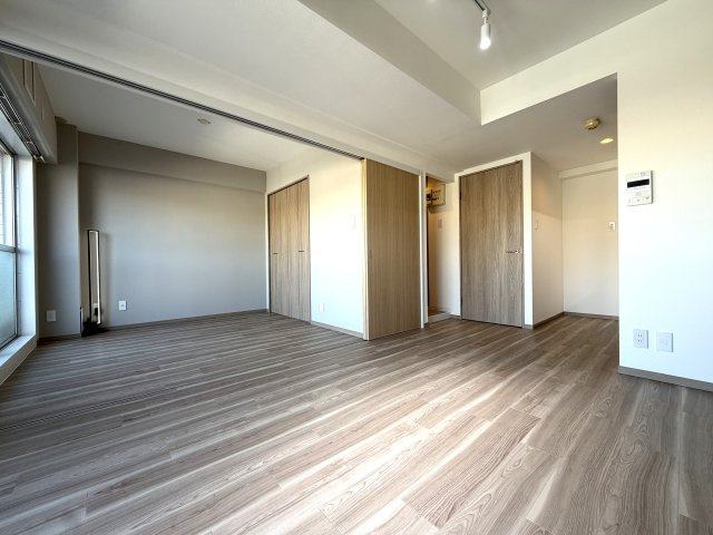 駅徒歩７分！道中にはスーパーもドンキもあってお買い物には困りません！3階エントランスなので実質２階！な【リノベ／スターホームズ二俣川VIII】の居間・リビング|ゆったりとした居間です