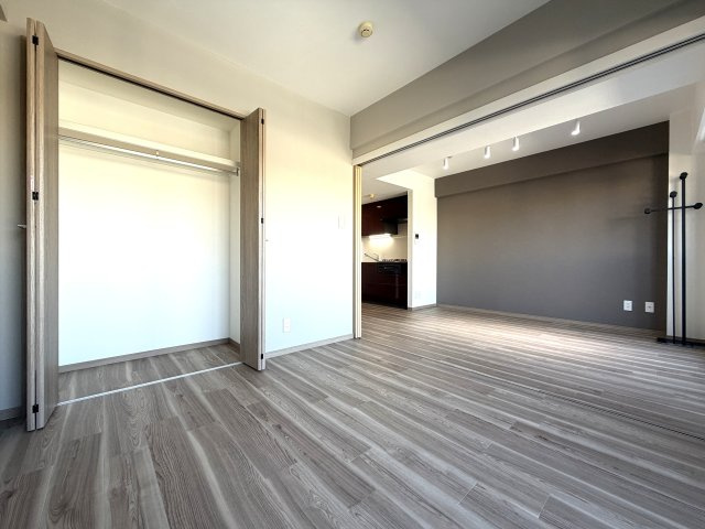 駅徒歩７分！道中にはスーパーもドンキもあってお買い物には困りません！3階エントランスなので実質２階！な【リノベ／スターホームズ二俣川VIII】の洋室|ゆったりした洋室です