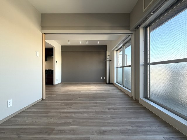 駅徒歩７分！道中にはスーパーもドンキもあってお買い物には困りません！3階エントランスなので実質２階！な【リノベ／スターホームズ二俣川VIII】の洋室|落ち着いた色調の洋室です