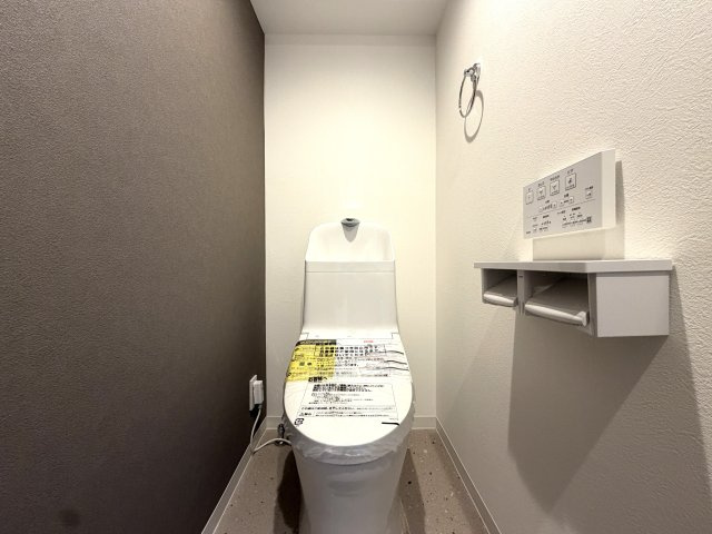 駅徒歩７分！道中にはスーパーもドンキもあってお買い物には困りません！3階エントランスなので実質２階！な【リノベ／スターホームズ二俣川VIII】のトイレ|落ち着いたトイレです