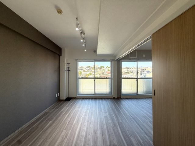 駅徒歩７分！道中にはスーパーもドンキもあってお買い物には困りません！3階エントランスなので実質２階！な【リノベ／スターホームズ二俣川VIII】の居間・リビング|ゆったりとしたリビングです