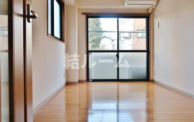 中野区新井５丁目の賃貸マンションの居間・リビング