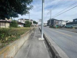 鶴ヶ島市下新田　売地の前面道路含む現地写真