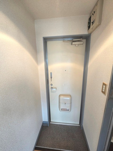 メゾンロワール皇山町 の玄関