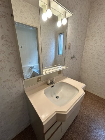 志染町吉田中古戸建の独立洗面台