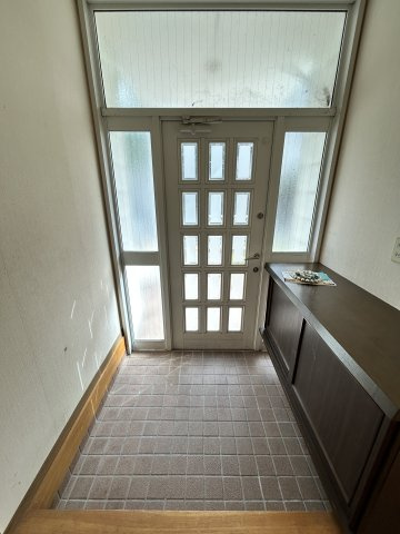 志染町吉田中古戸建の玄関