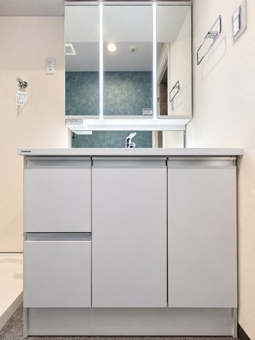 【その他】 | ブランシール鷺沼 | ◆三面鏡裏や、シンクしたにも多数収納を備えた、広々とした洗面化粧台。窓のある明るい洗面所で毎日の身支度も気持ち良くお使い頂けます。