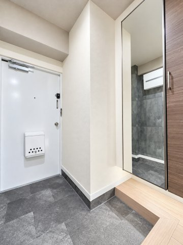 【玄関】 | ブランシール鷺沼 | ◆明るい玄関です！散らかりやすい玄関もスッキリする大容量のシューズボックス付き。