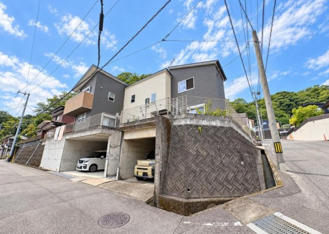 「敷地70坪超の広々とした敷地」高知市加賀野井2丁目　中古一戸建ての前面道路含む現地写真|高台に位置し陽当たり・通風良好なモダンな外観。閑静な住宅街で落ち着いた暮らしが叶います。