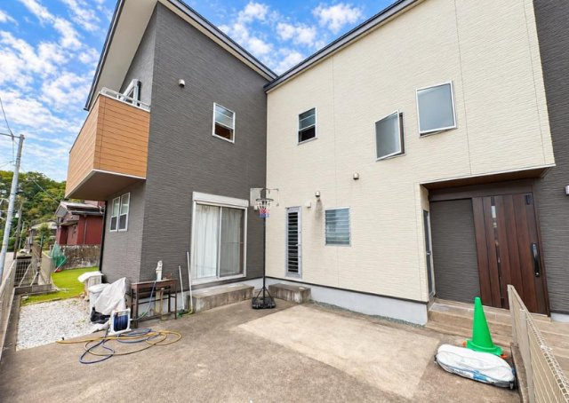 「敷地70坪超の広々とした敷地」高知市加賀野井2丁目　中古一戸建ての外観|陽当たり良好なテラススペース。洗濯物を干すだけでなく、ちょっとしたカフェタイムにも最適です♪