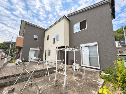 「敷地70坪超の広々とした敷地」高知市加賀野井2丁目　中古一戸建ての外観|シックでスタイリッシュな外観デザイン。周囲の視線を気にせずゆったり過ごせるプライベート空間。