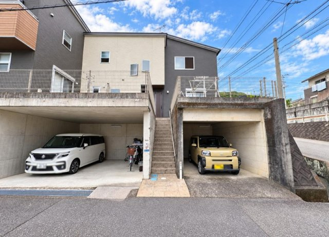 「敷地70坪超の広々とした敷地」高知市加賀野井2丁目　中古一戸建ての駐車場|大切な愛車を雨風から守るビルトインガレージ。複数台の駐車が可能で毎日の出し入れもスムーズです。