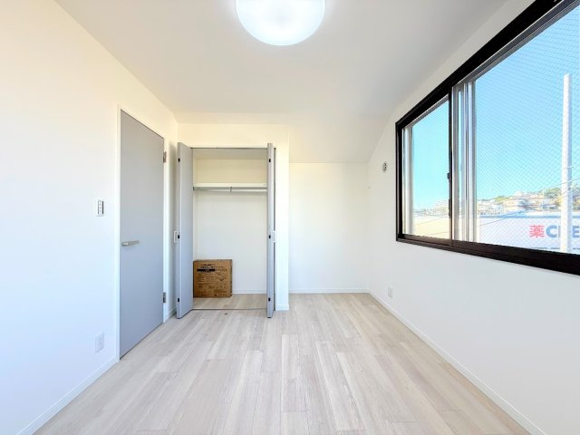 戸塚区矢部町　中古戸建て　第３の洋室|◆気持ちの良い風が室内へ入り込む居室。家具を配置しても広々ご利用いただけます！！
