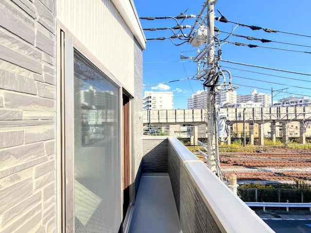 戸塚区矢部町　中古戸建て　第３のバルコニー|◆広いバルコニーは寝室と子供部屋からアクセスできる2WAY動線。お布団も洗濯物もたくさん干せます！！
