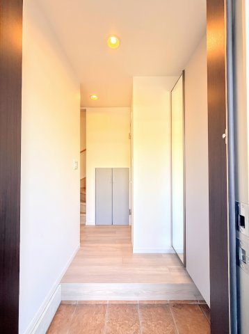 戸塚区矢部町　中古戸建て　第３の玄関|◆明るい玄関です！散らかりやすい玄関もスッキリする大容量のシューズボックス付き。