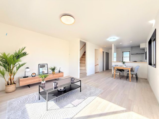 戸塚区矢部町　中古戸建て　第３の居間・リビング|◆一家だんらんのスペースとなるＬＤＫ。窓から明るい光が差し込み、思わず家族の会話も弾む快適な空間。(家具はイメージです)