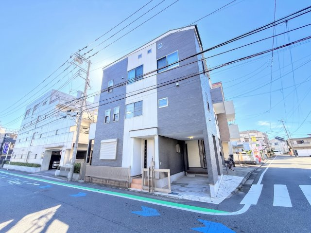 戸塚区矢部町　中古戸建て　第３の外観|◆一戸建てを中心とした街並みが整然と続き、周辺は高い建物が建っていないので、緑の多い閑静な趣を感じる環境です。街並みや周辺環境も重要なポイントです！！