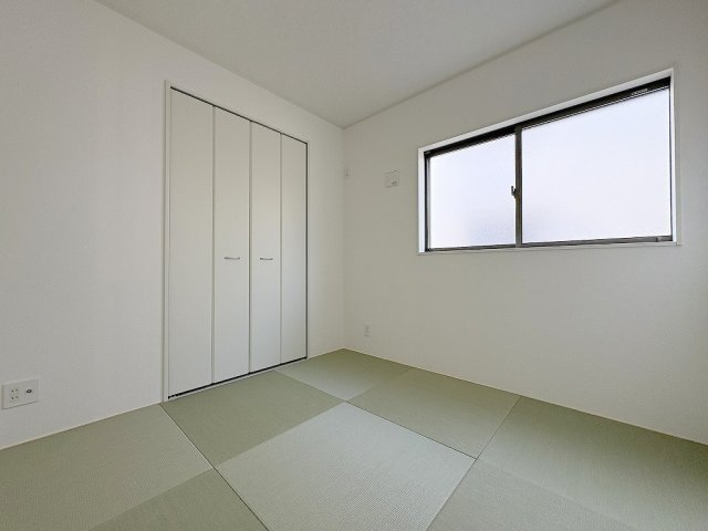 三郷市彦糸1丁目　全7棟　新築戸建　7号棟の和室|子どもの遊び場としても活用できるリビング横の和室です