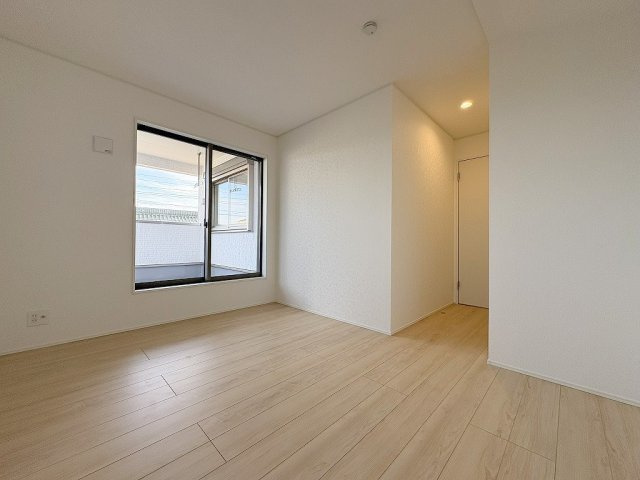 三郷市彦糸1丁目　全7棟　新築戸建　7号棟の洋室|バルコニーに面した明るい洋室7帖