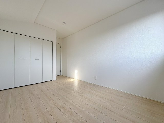 三郷市彦糸1丁目　全7棟　新築戸建　7号棟の洋室|クローゼット付きの洋室6.5帖・子供部屋としていかがでしょう