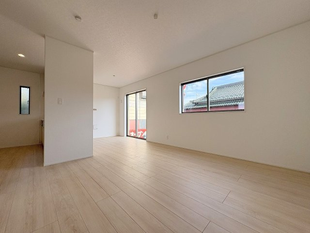 三郷市彦糸1丁目　全7棟　新築戸建　7号棟の居間・リビング|ソファやダイニングセットを置いてもゆとりのある16帖のリビング