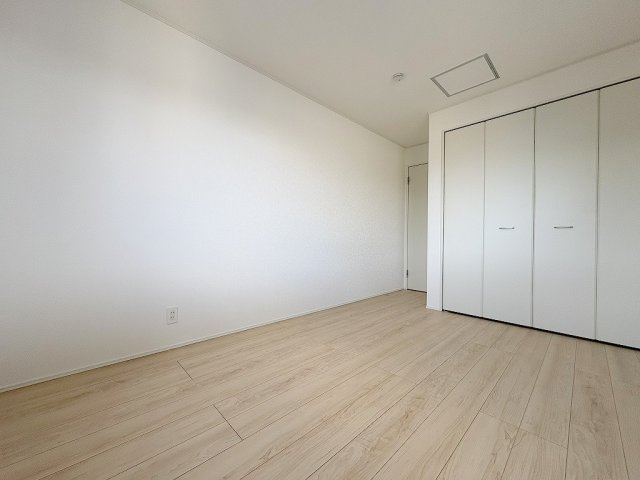 三郷市彦糸1丁目　全7棟　新築戸建　7号棟の洋室|クローゼット付きの洋室6.5帖