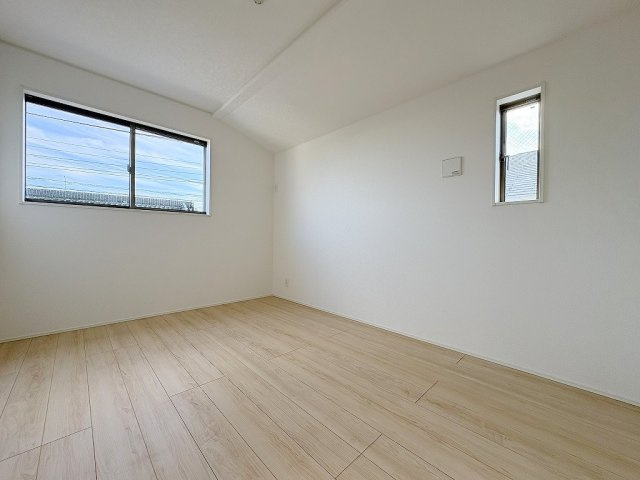 三郷市彦糸1丁目　全7棟　新築戸建　7号棟の洋室|2面採光の明るい洋室6.5帖・子供部屋としていかがでしょう